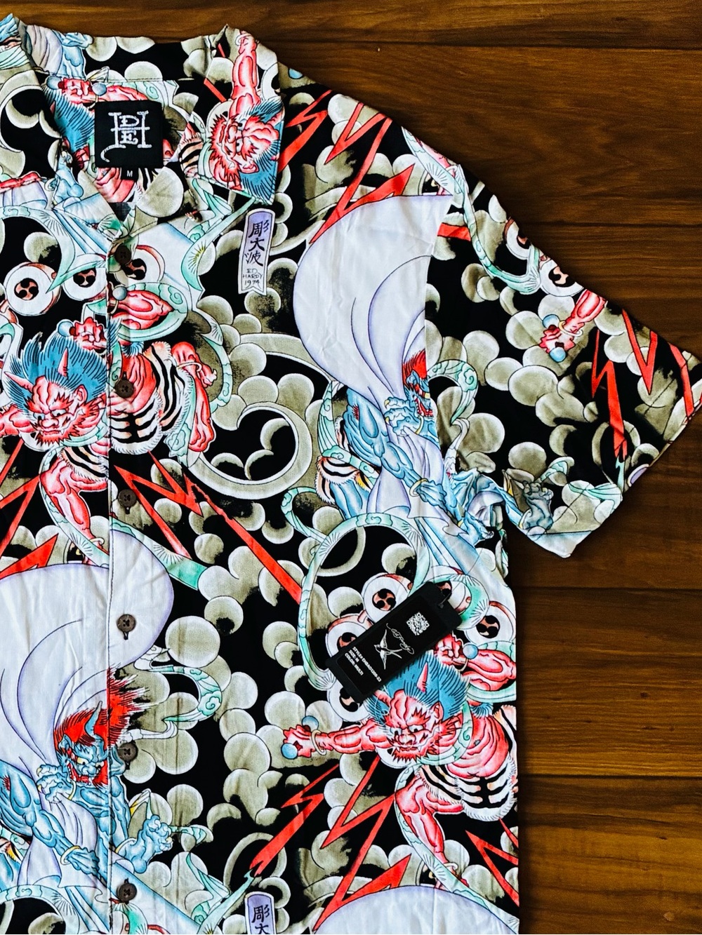 New Ed Hardy Camp Shirt Mens Size M Japan Bee Dragon Short Sleeve Button Down